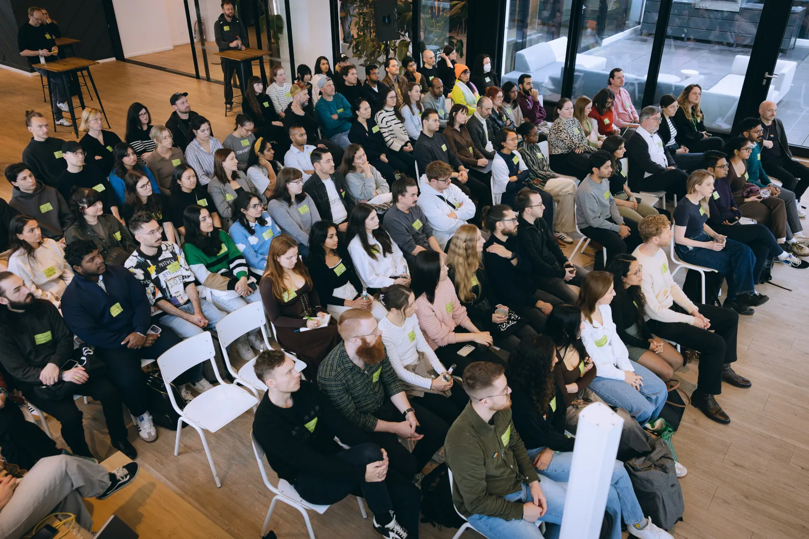 Teilnehmer:innen beim Figma Maker Collective in Düsseldorf mit Blick auf das gefüllte Publikum während eines Talks zu Generative AI im Designprozess.